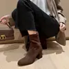 Botas Elásticas de Gamuza Estilo Lindo Punta Redonda Tacón Grueso Temperamento Moda Invierno 2026 Estilo Coreano de Ponerse Botas Cómodas Adelgazantes