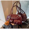 Bolsa de mão versátil vintage para mulheres, novo modelo 2026, bolsa de ombro de grande capacidade para o dia a dia, bolsa de axila moderna e fashion para senhoras