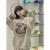 Moletom de Veludo Fino para Mulheres, Outono 2026 Novo Estilo Coreano Estampa de Letras de Desenho Animado Solto Comprimento Médio Sem Capuz Manga Longa