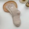 Meias Grossas de Fleece de Coral para Mulheres com Bordado de Urso, Comprimento Médio até a Panturrilha, Meias Longas Grossas de Inverno, Meias Fofas e Quentes para Casa e Dormir