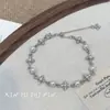 Pulseira Cruzada de Pérolas Estilo Palácio Retrô para Mulheres 2025 Novo Design de Nicho Luxo Acessível Moda Elegante Joia de Mão