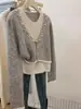 Veludo BaihuaEstilo coreano, ricamente adornado com miçangas, design patchwork, suéter de tricô falso duas peças, caimento relaxado, mangas compridas e um design estiloso e solto