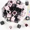 Nuevo Acrílico Pintado Black Pink Cuadrado Impreso Cadena de Teléfono Móvil Hecha a Mano con Cuentas Accesorios Colgantes para Bolsas de Llaves Material