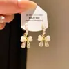 Pendientes de botón con forma de C de perla y circonita cúbica de aguja plateada Estilo retro francés Dulces Delicados Joyería para orejas de lujo ligero y de alta gama