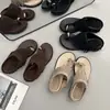 Nuevas sandalias elegantes para exteriores, pantuflas de suela gruesa para mujer, con borlas, chanclas de dedo para verano, tacón de cuña, chanclas de suela blanda