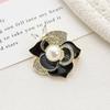 Versión coreana de temperamento de alta gama con camelia de gota de aceite de pedrería, pecho elegante de perlas exquisitas, broche corsage antiluz al por mayor