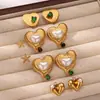 Brincos irregulares de aço inoxidável retrô com amor incrustado de zircônia verde de alta qualidade, brincos de coração de pêssego, atacado