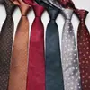 Corbata británica nueva de cuero para hombre con forma de corazón de flor de poliéster corbata de mano corbata de negocios en stock al por mayor