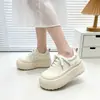 Zapatillas con plataforma para aumentar la altura en estilo universitario para mujeres bajitas, zapatos blancos, nuevos zapatos casuales de suela gruesa para otoño 2026
