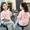 Camiseta de manga comprida para meninas, coleção primavera/outono 2026, base de algodão puro, top estiloso para bebês e crianças maiores, design falso de duas peças