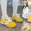 Zapatos deportivos para niños, nuevos modelos de primavera y otoño, zapatillas de correr transpirables de suela blanda para niñas, zapatos casuales para niños y estudiantes, combinación moderna de rojo y amarillo