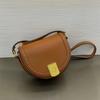 Bolsa Sela de Couro de Vaca de Primeira Camada Semi-Costurada à Mão 2023 Nova Moda Commuter Ombro Transversal Bolsa Feminina Simples e Versátil