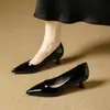Sapatos de Salto Alto Fino 2026 Nova Coleção Primavera Estilo Francês Cor Sólida Couro Envernizado Sapatos de Trabalho Bico Fino Salto Médio Boca Rasa Sapatos de Salto Único
