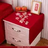 Mesita de noche para Boda China Cubierta de Tela Estampada Festiva de Sedas y Satenes con Palabras Felices Decoración de Dormitorio de Boda Habitación de Boda