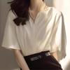 Camisa Branca de Cetim Francês Levemente Madura com Decote V e Manga Curta Design de Nicho Verão Novo Top Chic Feminino