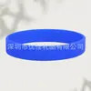 Pulsera de silicona de color sólido en stock, venta al por mayor, pulsera para niños adultos, equipo de color, impresión de apertura, fabricante de pulseras brillantes