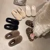 Sapatos quentinhos de sola baixa peludos femininos, novidade 2026 outono e inverno para uso externo, slip-on, preguiçosos, bico fechado, pantufas de algodão