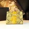 Bolsa de mão feminina para meia-idade, novo modelo 2026, bolsa de ombro fashion com padrão de cobra de luxo leve, bolsa feminina de couro genuíno estilo europeu e americano