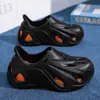 Zapatos con Agujeros para Hombre 2025 Nuevo Verano Ropa de Exterior Sandalias de Cobertura Total tipo Croc para Adolescente Antideslizantes Resistentes al Desgaste Zapatos de Playa
