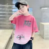 Chegada Nova de Verão Camiseta Infantil Masculina Estampa de Letras Cartoon Manga Curta Top de Manga Curta de Verão para Crianças Roupas Infantis Pequenas e Médias Camiseta