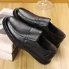 Novos mocassins casuais de velcro versáteis de couro genuíno para outono, sapatos de direção respiráveis com sola macia antiderrapante