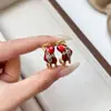 Diseño original, estilo dulce y fresco único en color rosa fresa, pendientes de aro de Saturno con forma de corazón para mujer, pendientes de nicho de lujo ligero de alta gama
