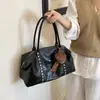 Bolso de mano grande con tachuelas estilo coreano para mujer, nuevo bolso tote retro de moda tendencia 2026, bolso de mano para ir al trabajo