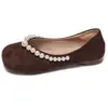 Sapatilhas Femininas Suede Marrom Retro com Pérolas, Modelo 2026, Versáteis e Elegantes, Sapatos Baixos com Bico Quadrado