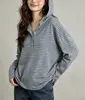 Camiseta con capucha a rayas de color contrastante, algodón ligeramente elástico, media tapeta de botones, temporada relajada