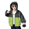 Chaqueta fina con capucha para niño de primavera y otoño 2026 nueva elegante cortavientos infantil casual versátil top moderno