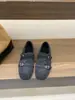 Sapatos de Couro Estilo Britânico Preto com Aumento Oculto de Altura e Forro de Pelúcia para Mulheres, Mocassins Estilo Francês para Combinar com Saias, Outono/Inverno 2025