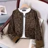 Jaqueta curta com estampa de leopardo em cores contrastantes estilo Chanel para mulheres, nova jaqueta de topo de alta qualidade para primavera e outono de 2026