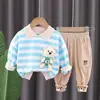 Conjunto de Primavera 2025 Primavera e Outono Meninos Crianças Novo Estilo Ocidental Listrado Urso Tridimensional Manga Longa Conjunto de Duas Peças