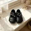 Sapatos Mary Jane fofos de camurça retrô com retalhos e bico redondo para crianças, outono casual versátil com alça de fivela dupla, sapatos baixos de uso único