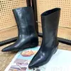 Colección nueva otoño 2026 estilo europeo: Botas negras de punta fina y pierna recta para mujer, diseñadas para hacer que las piernas parezcan más largas, con estilo de bota de jinete y diseño de bota corta