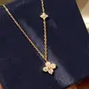 Collar de hada con trébol de cuatro hojas doble con explosiones de Little Red Riding Book para mujer, cadena de clavícula de Joker avanzada con diamantes de lujo ligeros