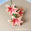 Lírio de Três Cabeças Flor Impressa em 3D Decoração de Mesa de Sala de Jantar de Sala de Estar Arranjo de Flores de Parede de Fundo Flor Artificial Jardim de Monet Fundo 3D Decoração de Casamento