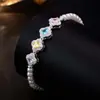Pulsera de perlas de trébol de cuatro hojas de colores francesa nicho lujo ligero circón de colores ajustable joyería de mano accesorio de moda versátil para mujer