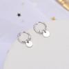 Plata de ley S925 versión coreana de aretes redondos de circonita con incrustaciones de diamantes serie Mori aretes literarios Joker red de celebridades con una generación de cabello