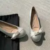 Sapatilhas femininas estilo minimalista francês com laço e bico fino, nova coleção outono 2026, sapatos Mary Jane elegantes e versáteis