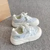 Nuevos Tenis Casuales de Otoño para Mujer 2026 Versátiles Zapatos Blancos de Suela Gruesa para Combinar con Faldas Nicho Zapatos de Pan para Estudiantes para Mujer