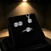 Conjunto de Tres Piezas de Oro Blanco y Circonita de Lujo Ligero Estilo Francés, Collar, Pendientes y Anillo de Diseño Nicho de Alta Retención de Color Transfronterizo para Mujer