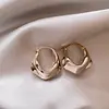Novo Brinco de Fivela Irregular Dourado Café Retrô Design de Nicho Feminino Brincos Versáteis Brincos com Toque de Luxo Leve Joia para Orelha