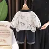 Elegante y moderno conjunto de tres piezas con camisa de bolsillo de bloques de color y rayas verticales, nuevo atuendo de moda de otoño 2026 para niños