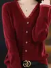 Camisa de Renda com Decote V para Mulheres Outono 2025 Novo Look Emagrecedor Top que Cobre a Barriga Tamanho Grande Suéter de Tricô Vermelho