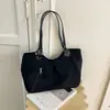 Bolso de mano retro de lunares estilo coreano, nueva colección principios de otoño 2026, moderno y único, bolso de hombro de gran capacidad