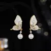Pendientes de perlas genuinas de agua dulce naturales, diseño de hoja de ginkgo, estilo de lujo ligero, pendientes de botón y colgantes de perla, pendientes nuevos artísticos y sofisticados