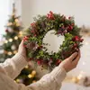 Decoraciones de corona de Navidad artificiales transfronterizas de Amazon, agujas de pino, bayas rojas, plantas verdes, adornos navideños, múltiples opciones disponibles