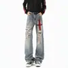 Calça jeans estilo americano com rebites de rua e cruz desbotada para mulheres e homens, design de outono, visual lavado e vintage, perna reta levemente alargada