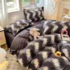 Conjunto de cama de quatro peças, espesso de inverno e forrado com fleece, incluindo uma saia de cama de flanela de coral de leite, um conjunto de três peças e um lençol de solteiro